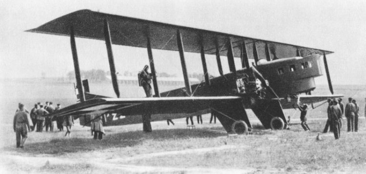 В 1908 году родилась пассажирская авиация