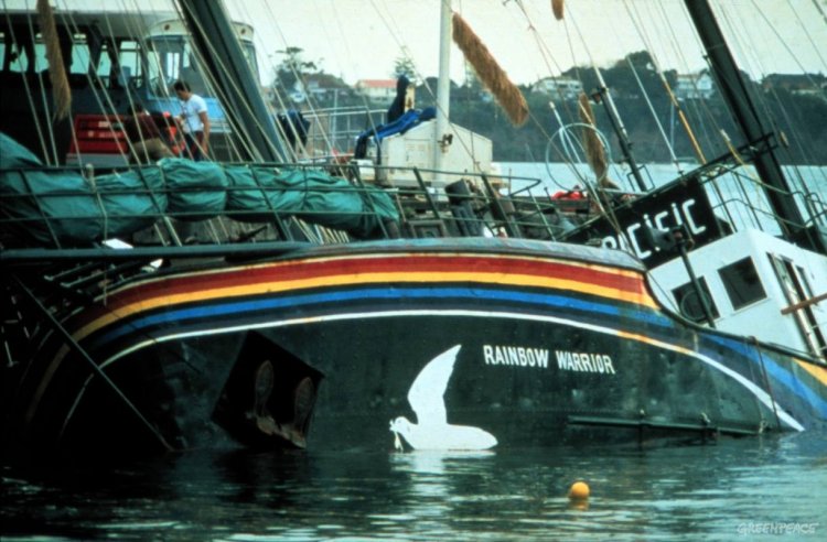 10 июля 1985 года агенты французских спецслужб затопили судно «Rainbow Warrior», принадлежащее «Гринпис»