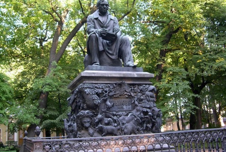 24 мая  1855 года открыли памятник Крылову в Летнем саду