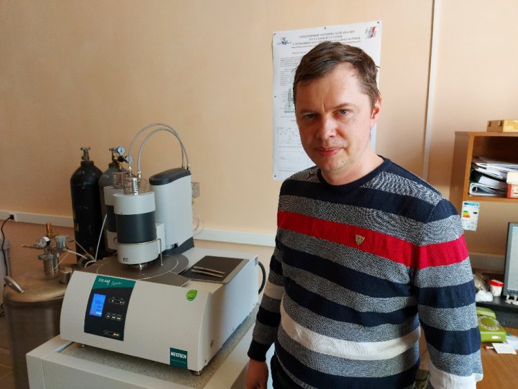 Pavel Terentyev, candidate of physics and mathematics, senior research fellow at the laboratory of ferromagnetic alloys, head of the sector for pulsed magnetic fields at the Testing Center of Nanotechnologies and Promising Materials, Laboratory of Electric Phenomena, Mikheyev Metal Physics Institute of the Ural Subdivision of RAS.The photo shows DSC calorimeter at the Testing Center.