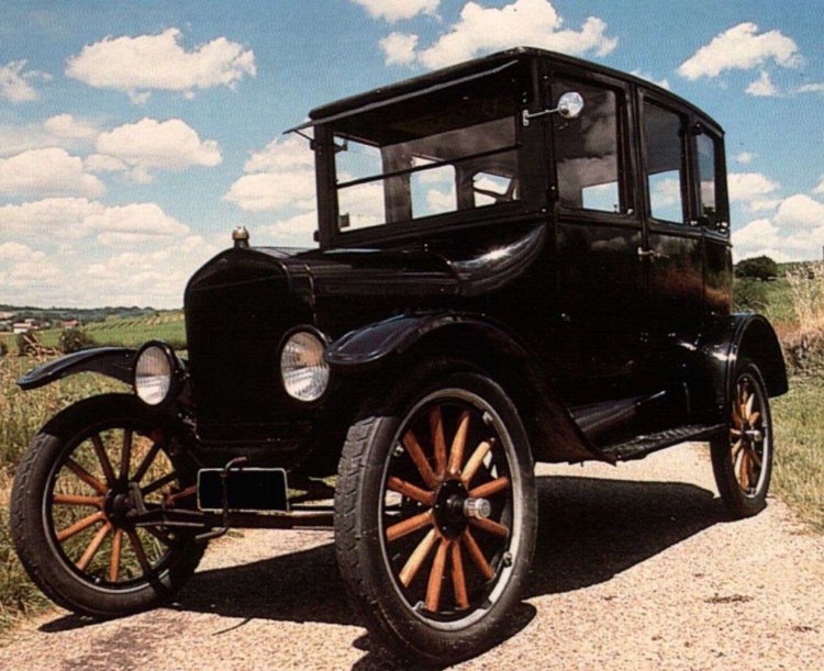 1 октября 1908 года с конвейера сошел первый экземпляр автомобиля Ford Т