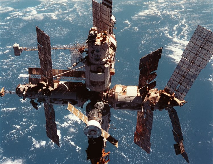 В 2001 г. с космодрома Байконур запустили космический корабль «Прогресс-М1-5»