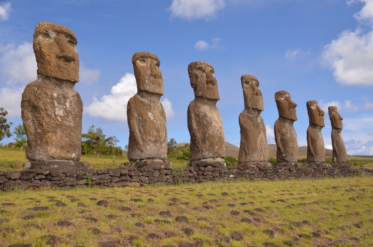 The Gloomy Moai. Photo: Hal Cooks / Photo bank Unsplash 