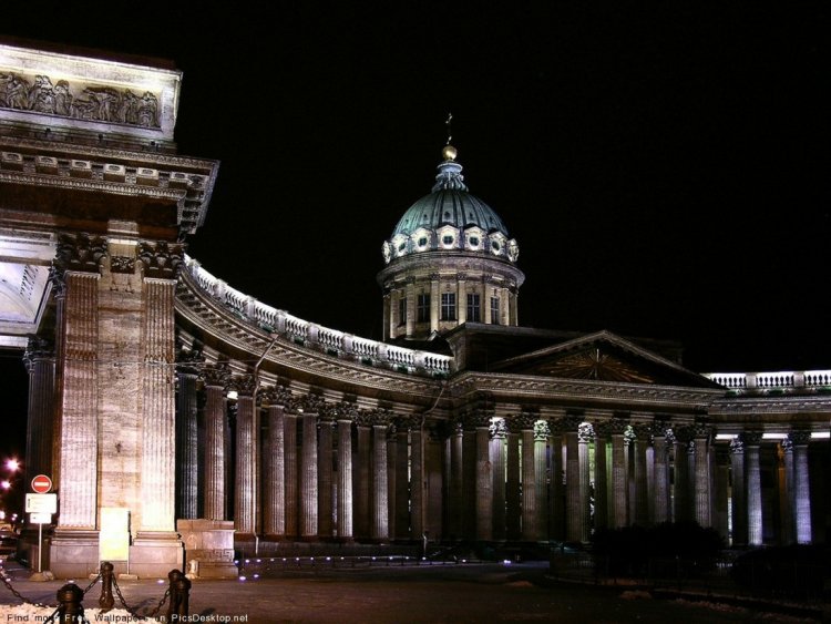 8 сентября 1801 года в Санкт-Петербурге  на Невском проспекте заложили кафедральный Казанский собор 