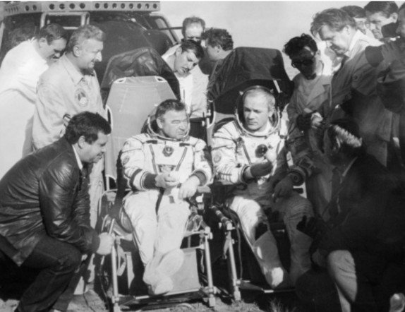 Л.Л. Стажадзе (слева) на месте посадки В.А. Джанибекова и Г.М. Гречко (1985)