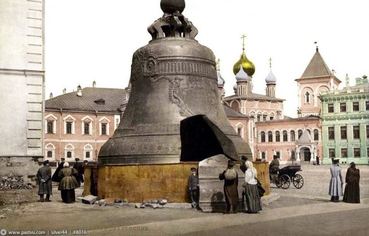 16 августа 1836 года в Кремле установлен на постамент Царь-колокол