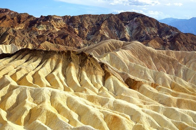 Death Valley, California – the hottest place on the planet. On July 10, 1913, the world’s record high temperature was registered here – 56.66 degrees Celsius. 