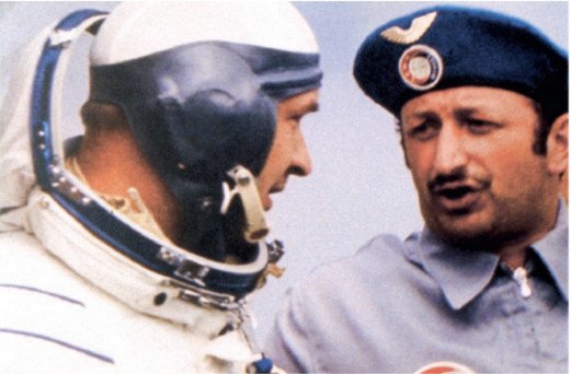 После возвращения миссии «Союз» — «Аполлон» (1975). На фото запечатлен момент, когда Л.Л. Стажадзе спрашивает у В.Н. Кубасова: «Что с Леоновым?