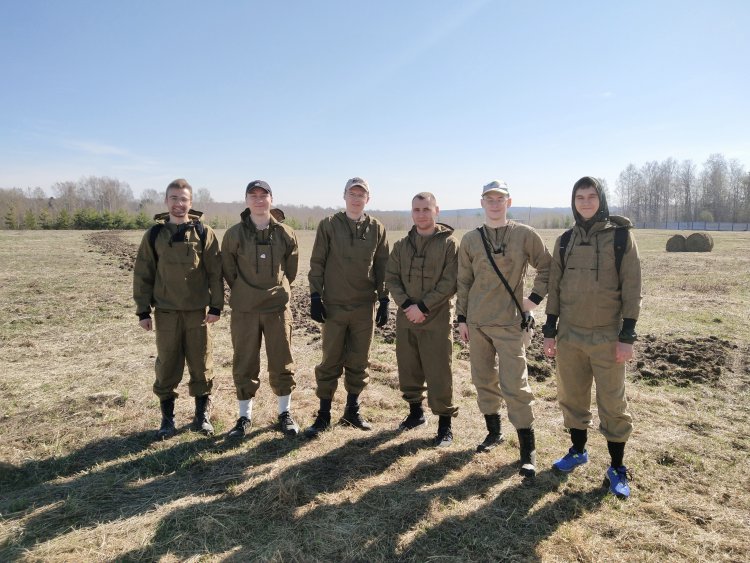 Young scientists and students of the Faculty of Mechanics and Mathematics at Tomsk State University during a field expedition (Basic Experimental Complex of the IOA SB RAS, Tomsk)