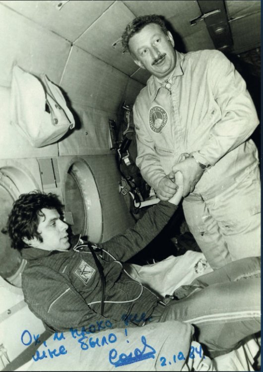 Л.Л. Стажадзе измеряет пульс космонавтуВ.А. ­Соловьеву после длительного полетав ­специальной надувной палатке на месте посадки