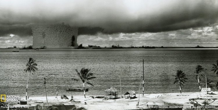 1 июля 1946 года прогремел первый атомный взрыв на  коралловом острове-атолле Бикини 
