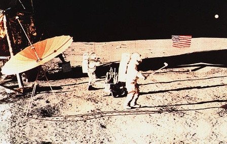В 1971 г. американец Алан Шепард нанес клюшкой для гольфа удар по мячу... на Луне