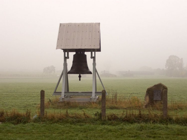Majdanek concentration camp. The peace bell. Source: Von Alians PL - Eigenes Werk, Gemeinfrei. WikiMedia.