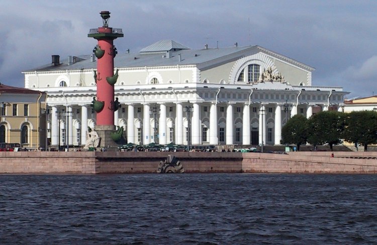 В 1941 г. на стрелке Васильевского острова был открыт Военно-морской музей