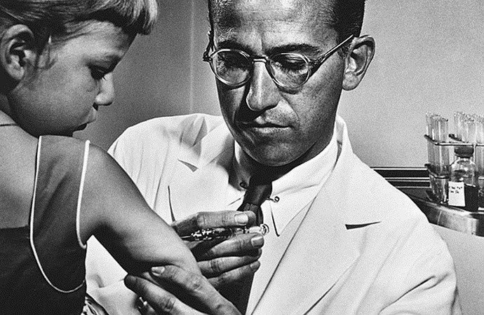 В 1953 году американский врач Джонас Эдвард Солк объявил об успешном испытании вакцины против полиомиелита