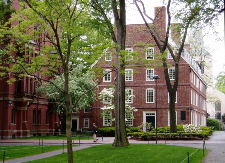В 1639 году колледж небольшого городка Ньютаун близ Бостона  получил имя Гарвард