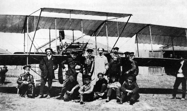 3 октября 1910 года на Ходынском поле в Москве  официально открыли аэродром