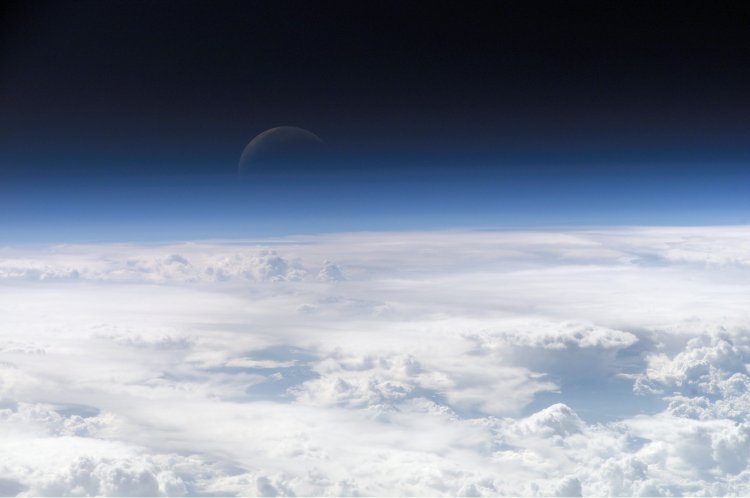 Earth atmosphere (photo taken from the ISS, 2006). Photo: https://earthobservatory.nasa.gov