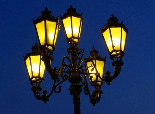 В 1730 года на улицах Москвы загорелись первые фонари