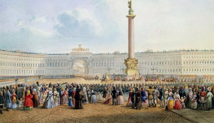 11 сентября 1832 года на Дворцовой площади Санкт-Петербурга установили Александровскую колонну