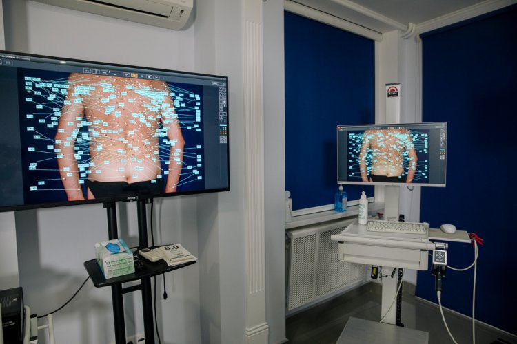 Digital dermatoscopy device