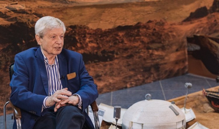 In 1973, Oleg Vaisberg was one of the first people to have discovered that Mars had lost most of its atmosphere as a result of its interaction with solar wind. In 1985, the scientist defended his doctoral thesis “Processes in the Plasma Sheaths of Mars and Venus in Comparison with the Geomagnetosphere.” 