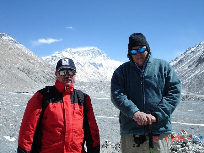Kalyaev with V. E. Fortov, ex-President of the Russian Academy of Sciences, with Mount Everest in the background. 