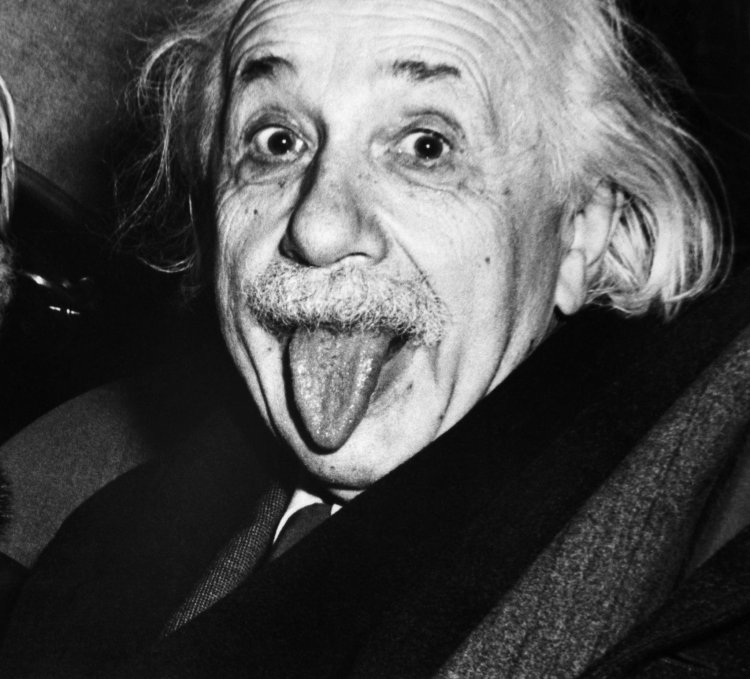 В 1951 году сделано самое знаменитое фото  Альберта Эйнштейна