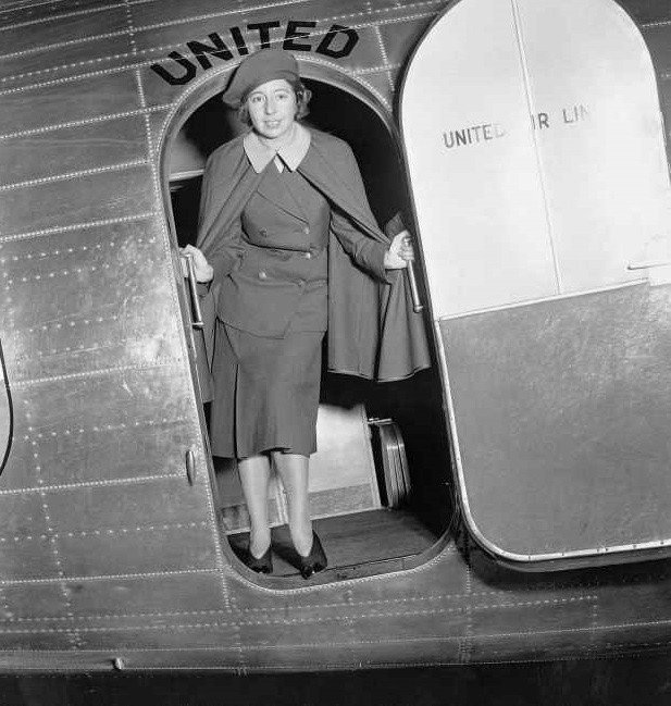 15 мая 1930 года приступила к работе первая стюардесса