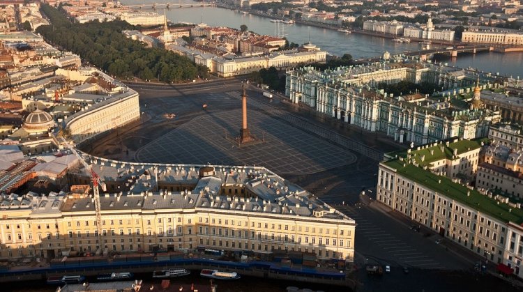В 1819 году Карл Росси начал перестройку Дворцовой площади