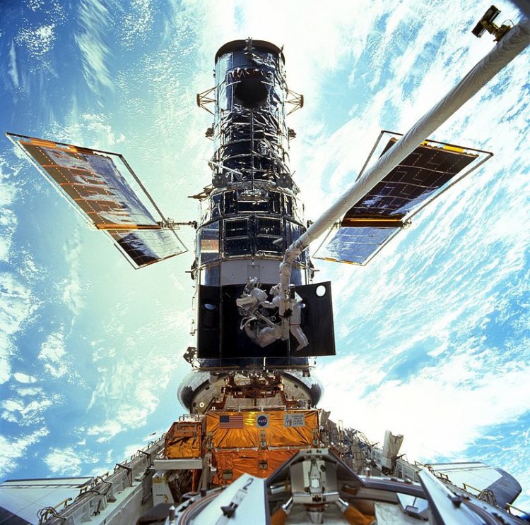 «Хаббл» в грузовом отсеке шаттла, астронавты заменяют гироскопы. Экспедиция STS-103. Источник: NASA / Общественное достояние / Wikipedia 