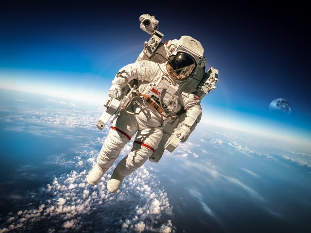 Космонавт в открытом космосе. Источник: 123RF