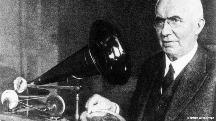 В 1877 году американский изобретатель Эмиль Берлинер создал микрофон