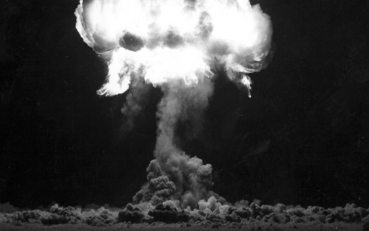 16 июля 1945 года  американцы впервые испытали атомную бомбу
