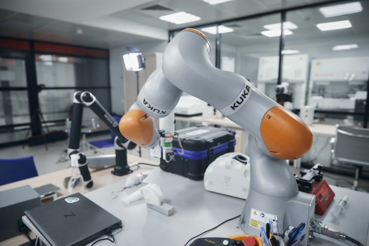 KUKA industrial robot manipulator, adapted for 3D printing. Photo: Elena Librik / Scientific Russia