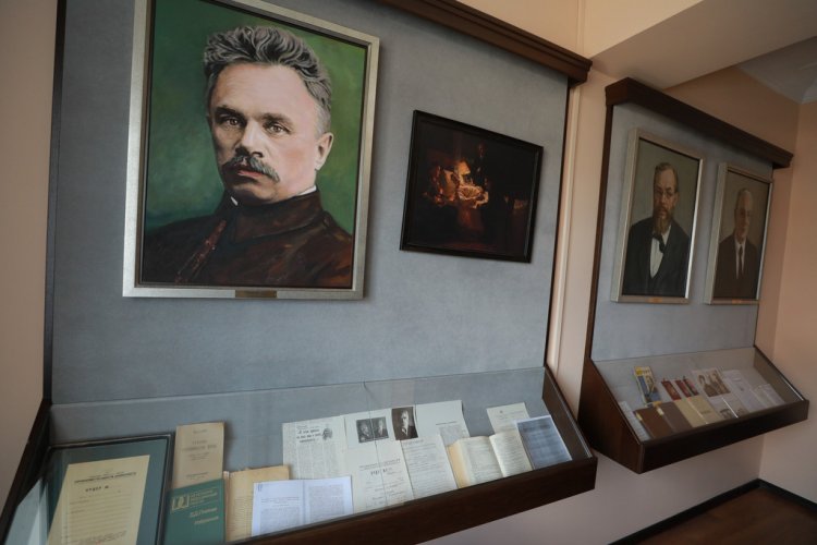 The interview has been recorded at the City Clinical Hospital named after Dmitry Pletnyov (he is at the left in the portrait).