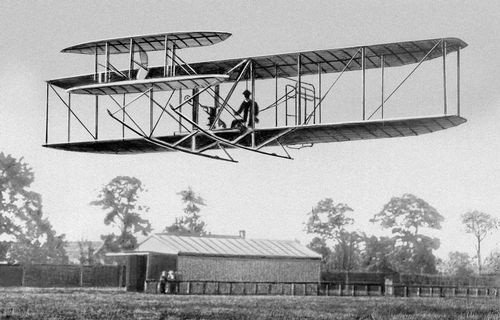 В 1903 г.состоялся первый в мире полёт на самолете