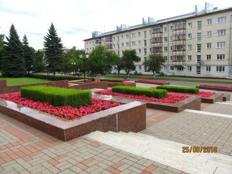 Izhevsk, 2018. Flower landscaping in a square at the main entrance to the residence of the head of Udmurt Republic.