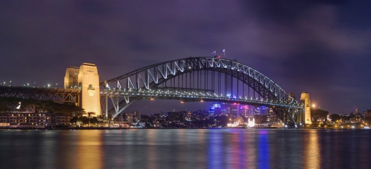 В 1932 г. открыли мост Сиднейской гавани