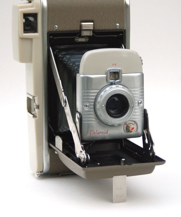 В 1947 году продемонстрирован первый аппарат моментальной фотографии «Полароид»