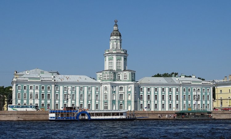 The Kunstkamera, view from the Neva. Author: Ad Meskens / Source: Wikipedia