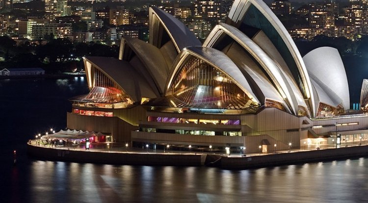 20 октября 1973 года  был открыт Сиднейский оперный театр