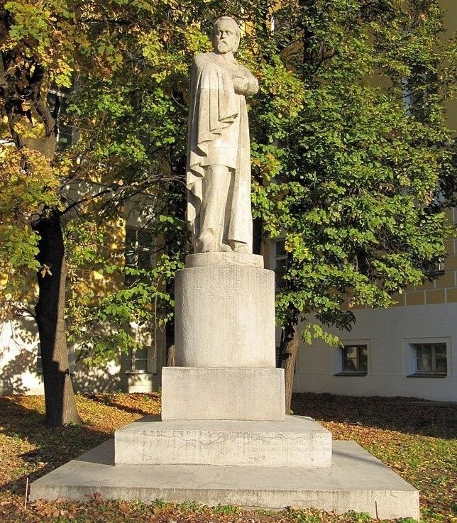 В 1920 г. заложили памятники Герцену и Огареву перед МГУ