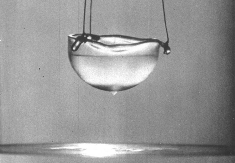 In a superfluid state, a substance can easily pass through capillaries and narrow slits without friction. For instance, such a liquid can climb up the walls of a vessel. The phenomenon of superfluidity was first observed in Kapitsa’s experiment in 1938. Superfluid velocity can reach about 20 cm/s, and the maximum height is about 50 m. Photo source: Vuerqex, Wikipedia.