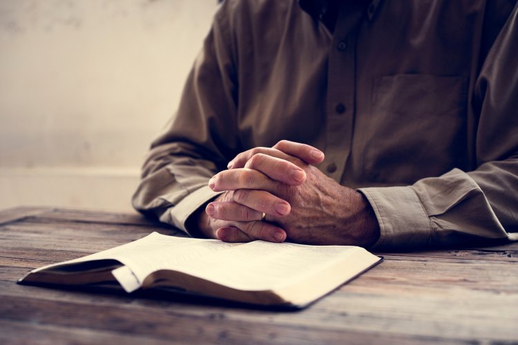 Book and Hands. Photo: rawpixel / 123RF