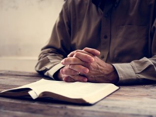 Book and Hands. Photo: rawpixel / 123RF