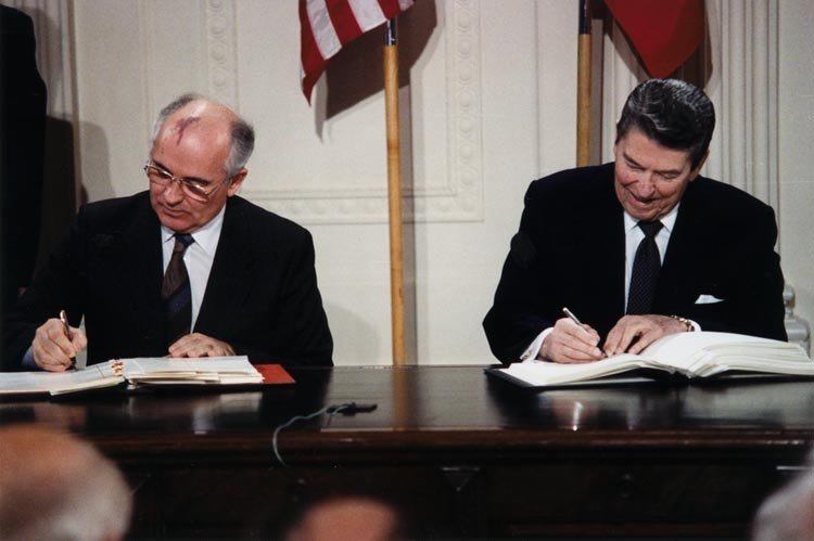 В 1987 году подписан договор о ликвидации ракет средней и меньшей дальности