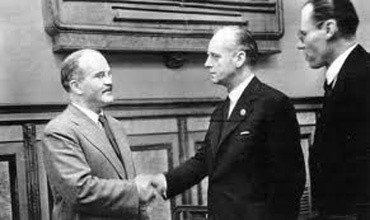 23 августа 1939 года подписали пакт Молотова-Риббентропа