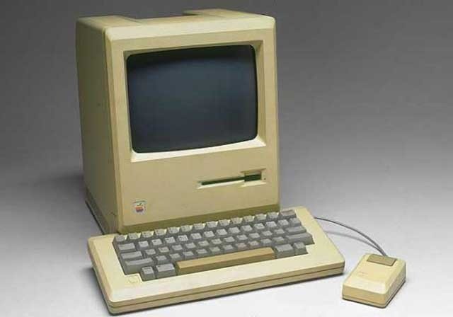 В 1976 году Стив Джобс и Стив Возняк зарегистрировали фирму «Эппл компьютер»