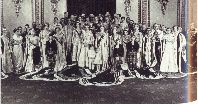 2 июня 1953 года короновали Елизавету II